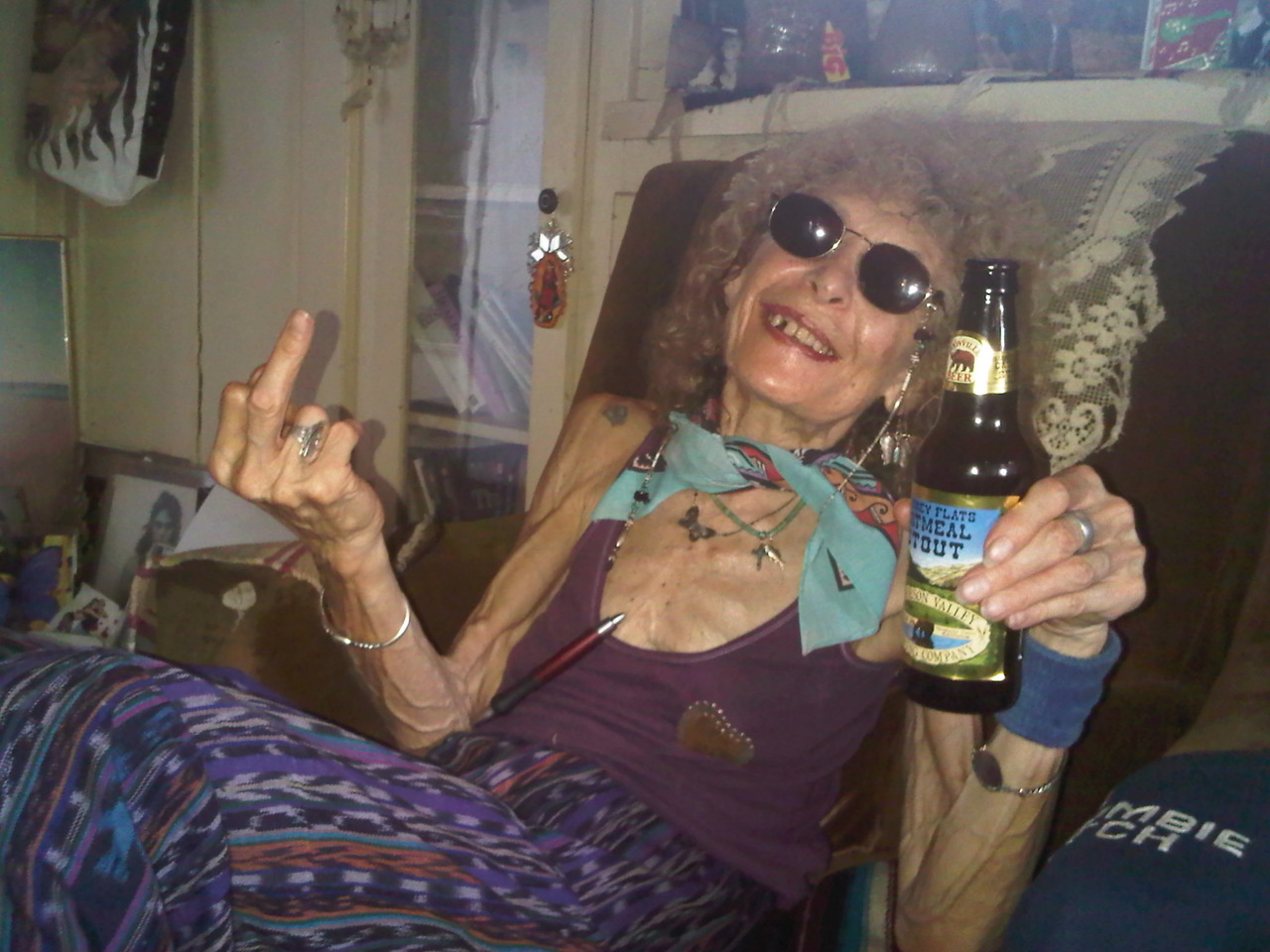 Старая тетка в чулках. Крутая бабушка. Смешные старушки. Пьющие бабушки. Смешные бабульки.