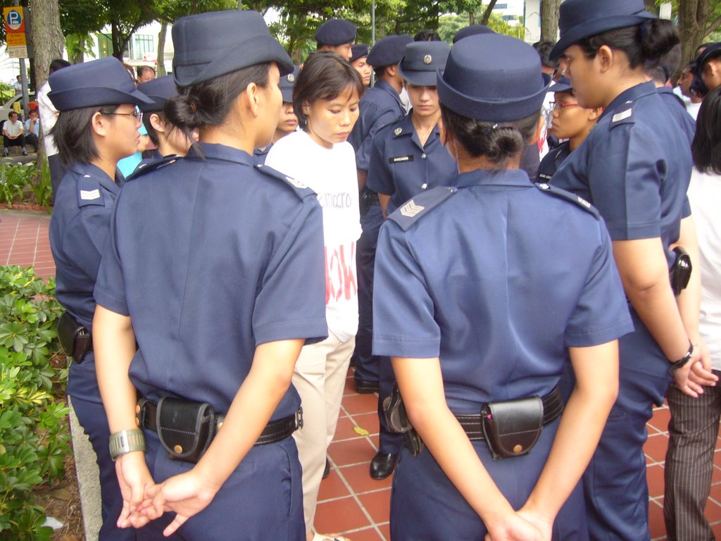 160906 - Chee Siok Chin ringed by police.jpg