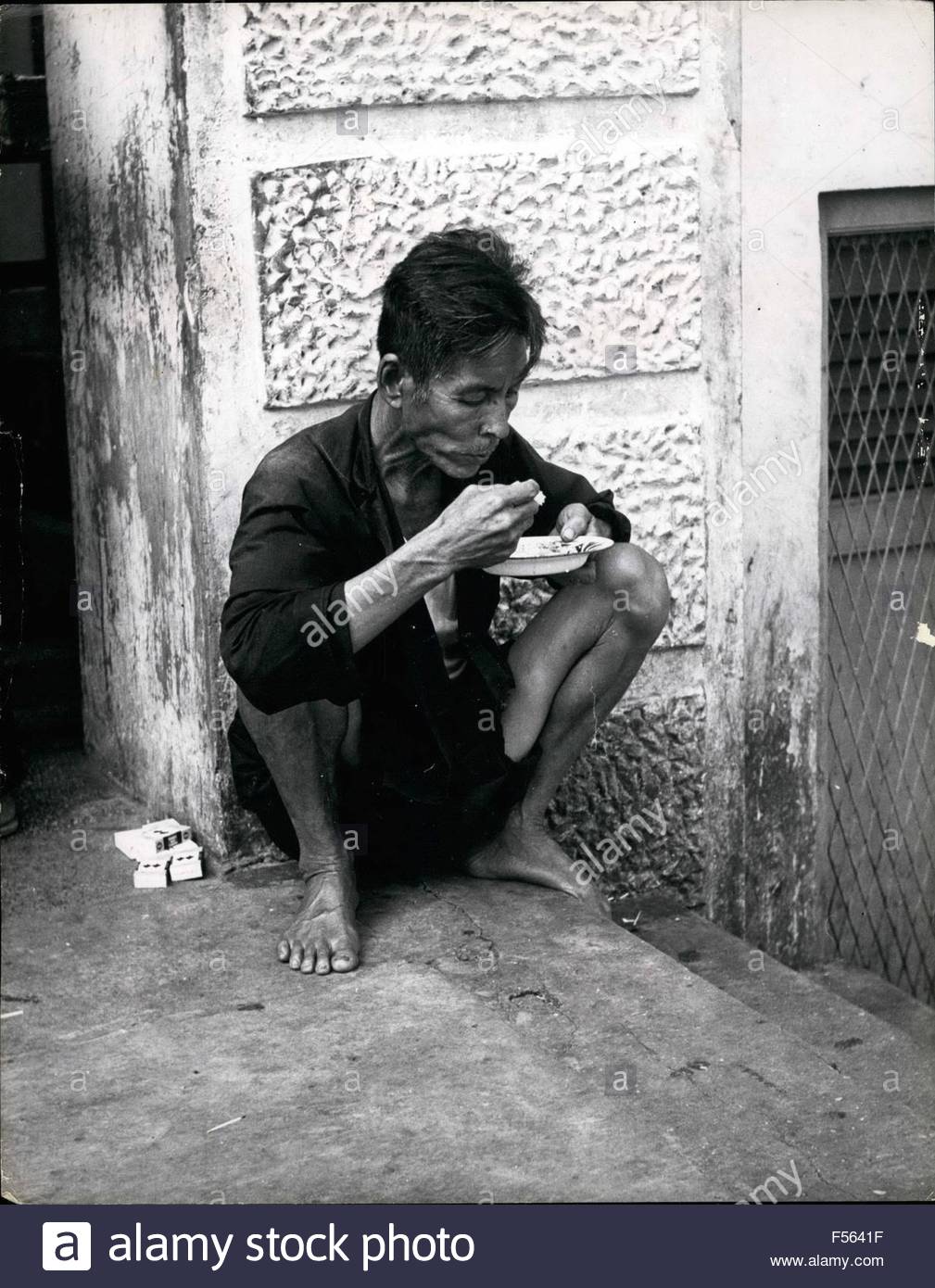 1957-how-a-poor-man-eats-in-singapore-a-coolie-squats-in-the-street-F5641F.jpg