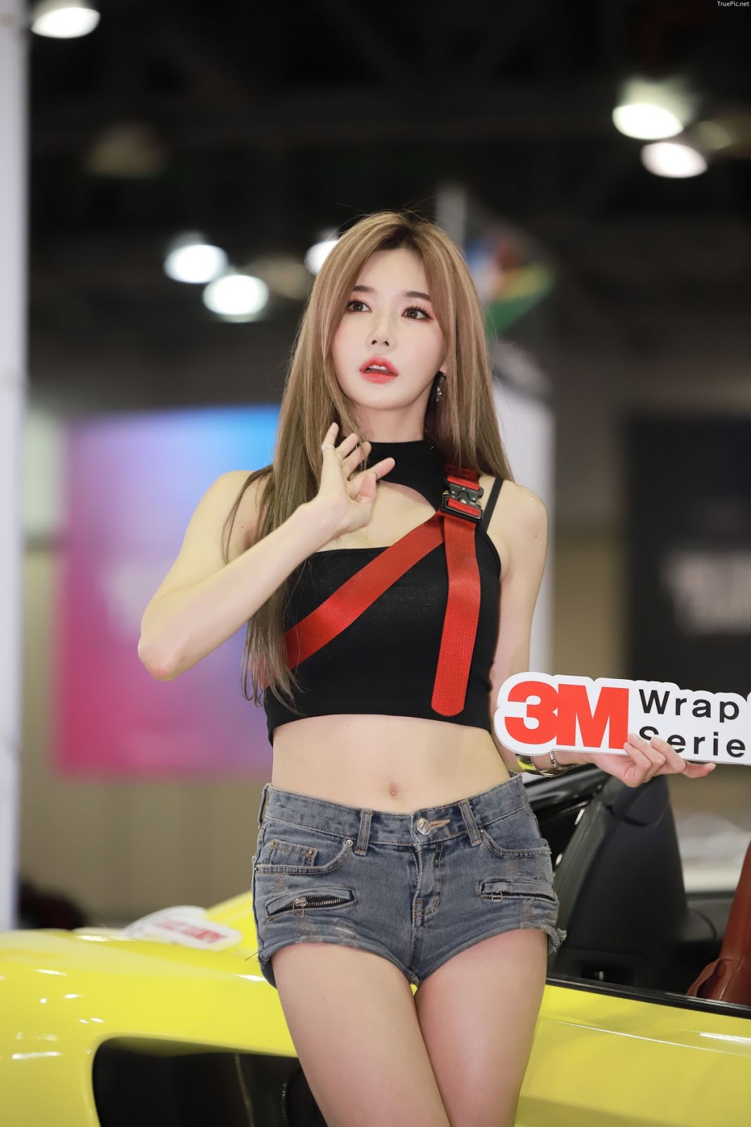 2.Korean Racing Model - Han Gaeun - Seoul Auto Salon 2019 (21).jpg
