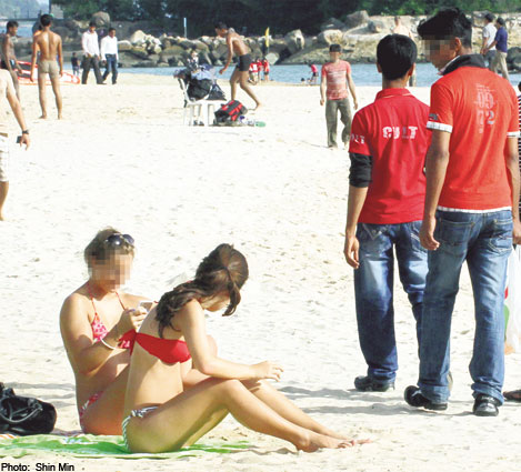 20111109.084327_gawking2.jpg