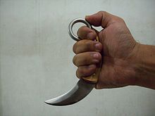 220px-Penggunaan_kerambit.jpeg