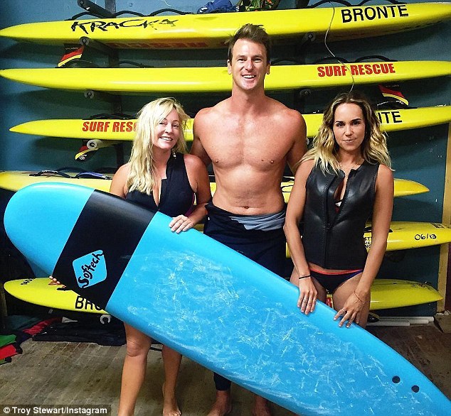 4F8CCB1A00000578-6116871-Troy_Stewart_middle_said_the_swimmer_was_very_distressed_as_she_-a-3_...jpg