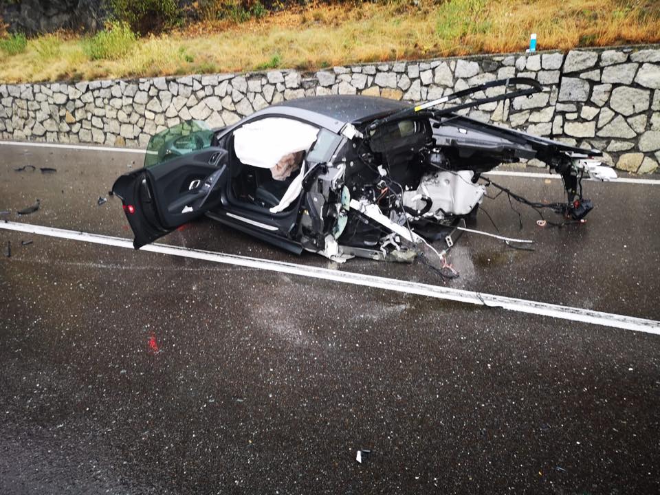 audi-r8-v10-split-in-half-crash-van-italy-2.jpg