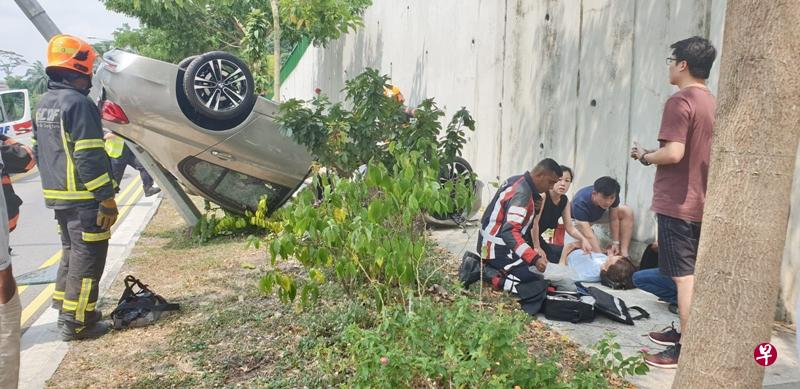 car_break_fence_and_overturn_at_clementi_road_6.jpg