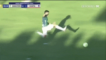 clip-bay-nguoi-vao-bong-triet-ha-doi-thu-cau-thu-nhan-ket-dang.gif
