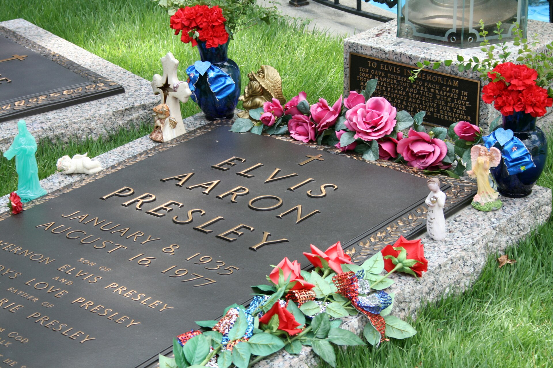 Elvis_Presley's_Grave.jpg
