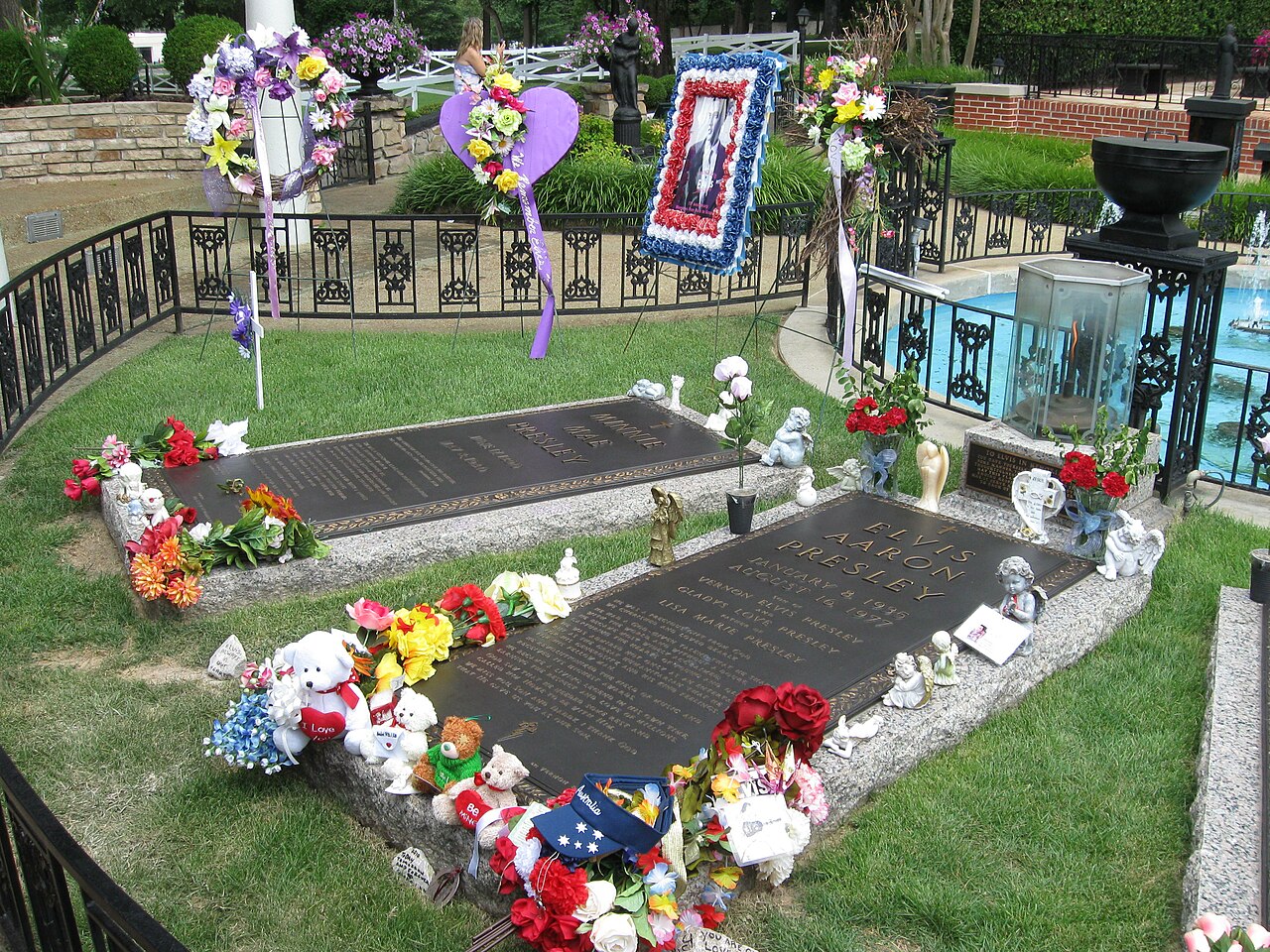 ElvisGravesite.JPG