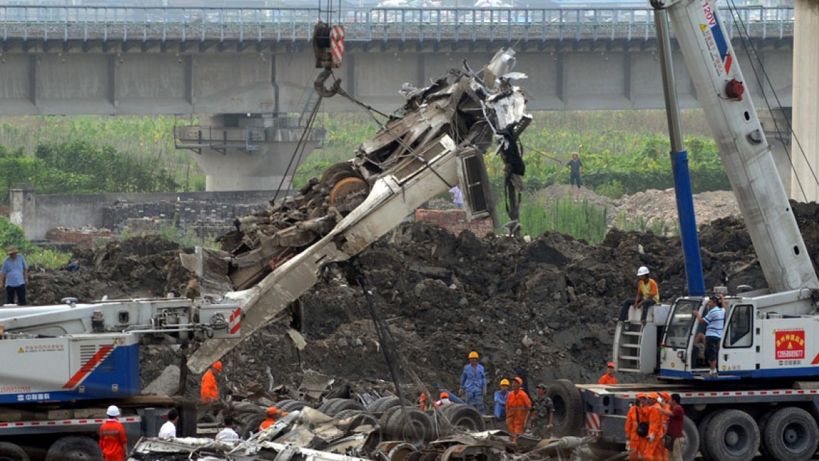 hi-china-train-crash-852-01.jpg