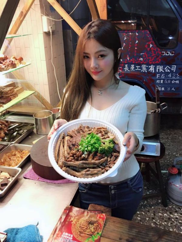 Hottest-Food-Vendor-Taiwanese-Girl-Viral-on-Social-Media-photo-10.jpg