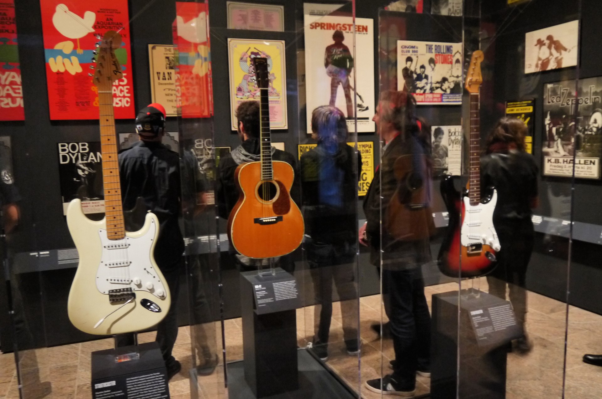 Jimi_Hendrix's_Fender_Stratocaster_(1968),_Eric_Clapton's_C.F.Martin_000-42_(1939,_serial_no._...jpg
