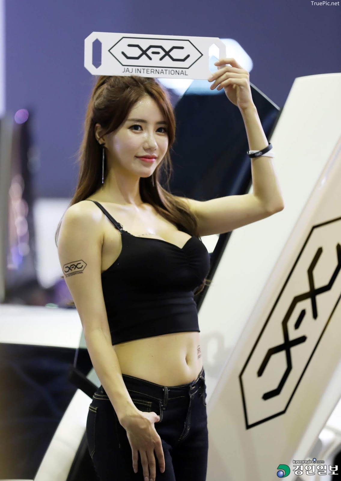 Korean Racing Model - Im Sola - Seoul Auto Salon 2019 (2).jpg