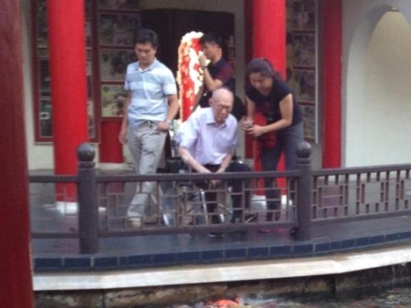 Lee_Kuan_Yew_On_WheelChair_1.jpg