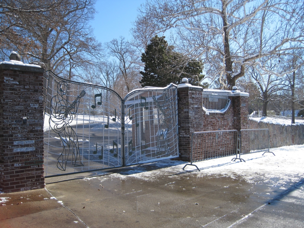 Memphis_TN_Graceland_gates_snow.jpg