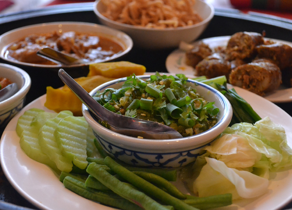 northern-thai-food-lanna-food-khantoke-dinner.jpg