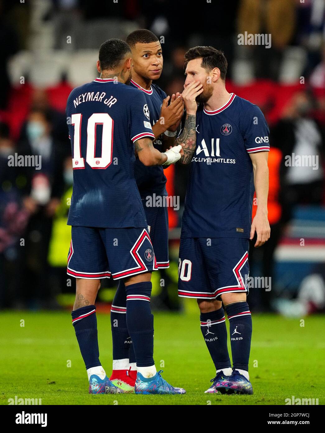 paris-saint-germains-lionel-messi-right-junior-neymar-left-and-kylian-mbappe-lottin-after-the-...jpg