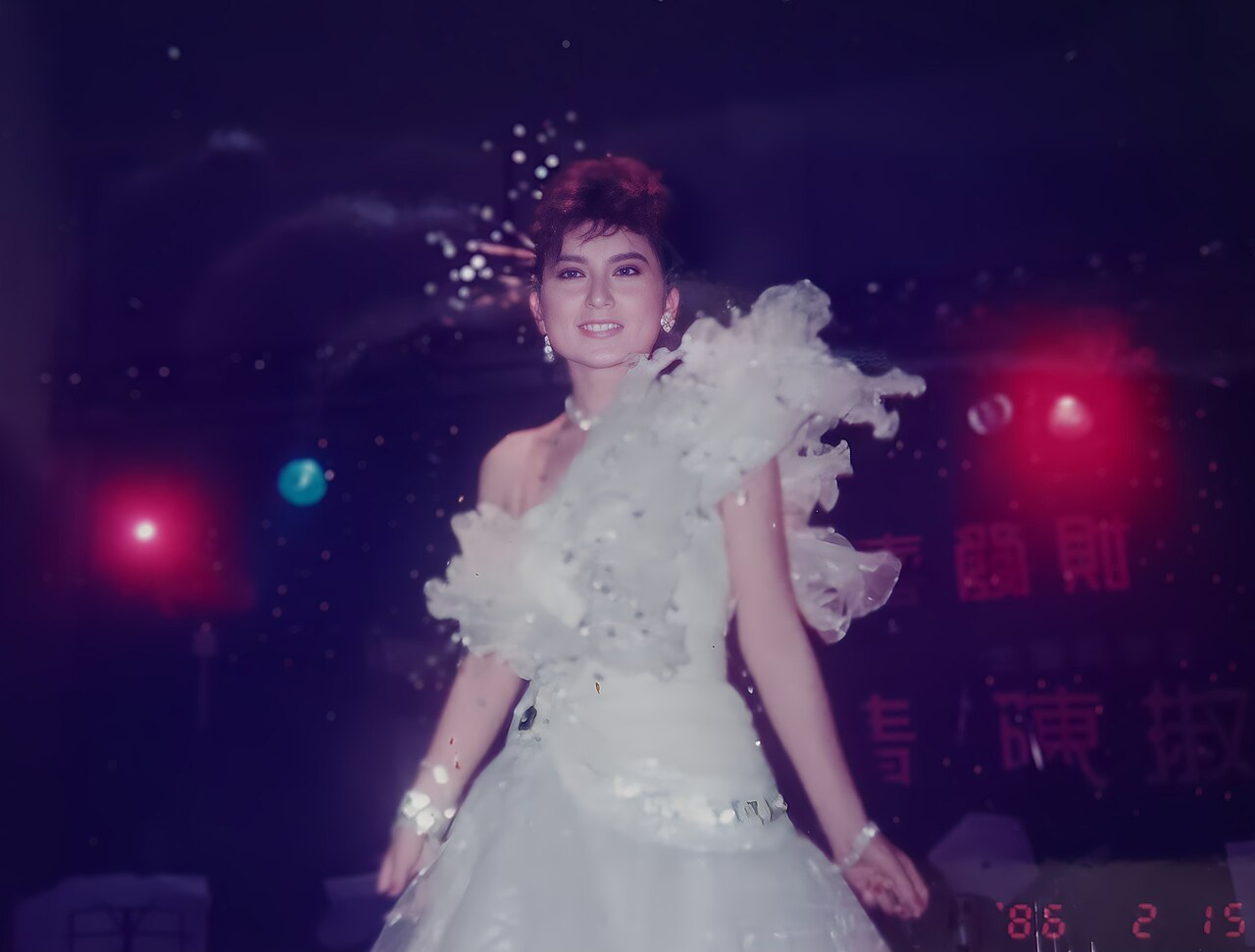 Sarah_Chen_1986_2_15_Malaysia_Concert_On_Stage.jpg
