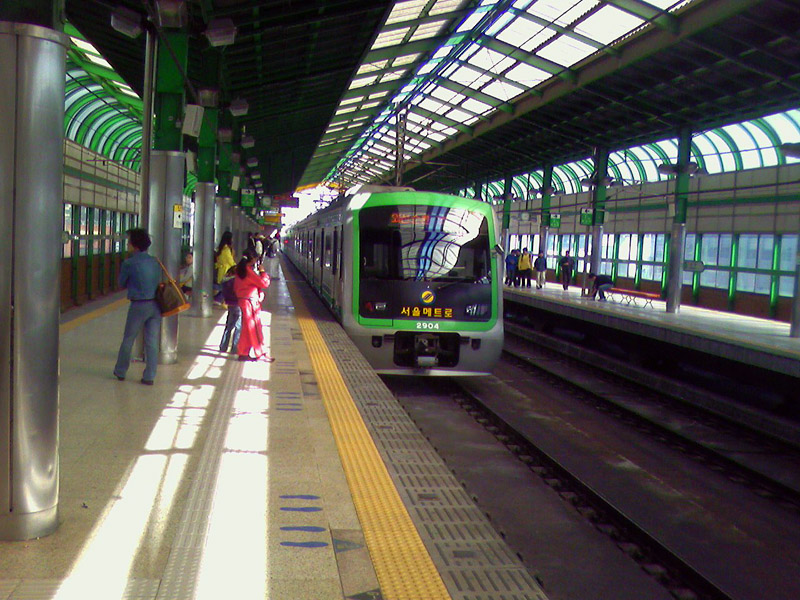 Seoul_metro2_train_at_Seongsu_station.jpg