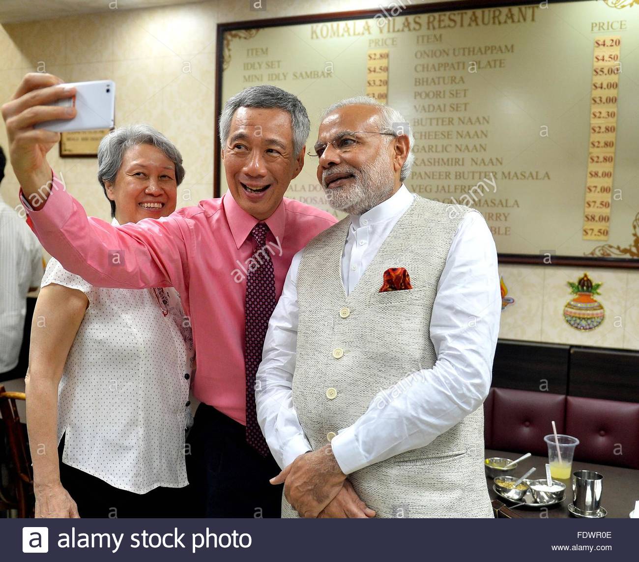 singapore-prime-minister-lee-hsien-loong-takes-a-selfie-with-indian-FDWR0E.jpg