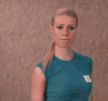 woman-salut-salutations.gif