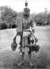 COLLECTIE_TROPENMUSEUM_Portret_van_een_Dajak_krijger_op_Borneo_met_twee_van_hoofddeksels_voorzie.jpg