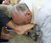18FAD382000005DC-3410618-Pope_Francis_pictured_today_overturned_centuries_of_tradition_th-m-18_1.jpg